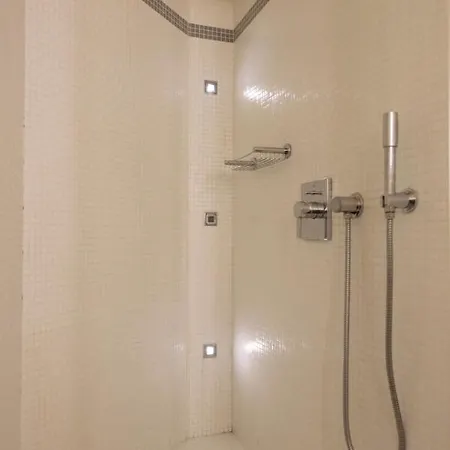 Fenetre Sur Cour * Paris